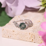 Between the Leaf Round Cut Moss Agate Ring©